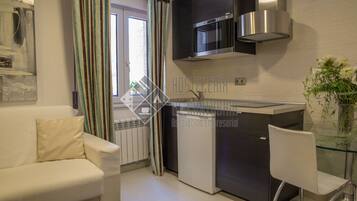Economy Studio | Private kitchen | Mini-fridge, microwave, stovetop, coffee/tea maker