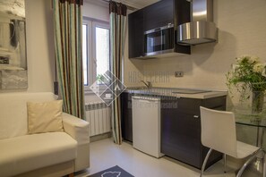 エコノミー スタジオ | 専用キッチン | 小型冷蔵庫、電子レンジ、コンロ、コーヒー / ティーメーカー