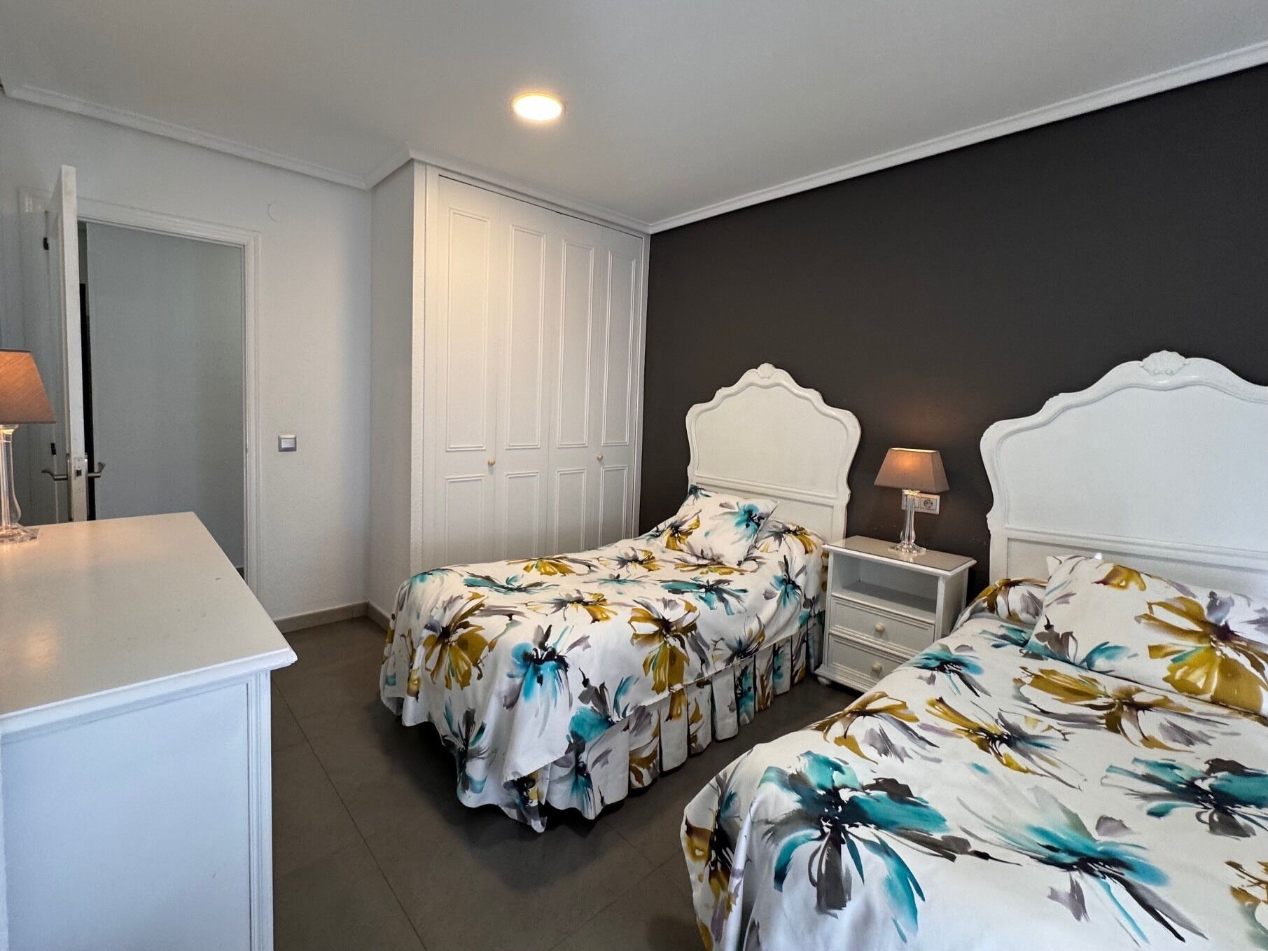 Standaard appartement, 1 slaapkamer, uitzicht op park (3 people) | Een kluis op de kamer, individueel gedecoreerd, een laptopwerkplek