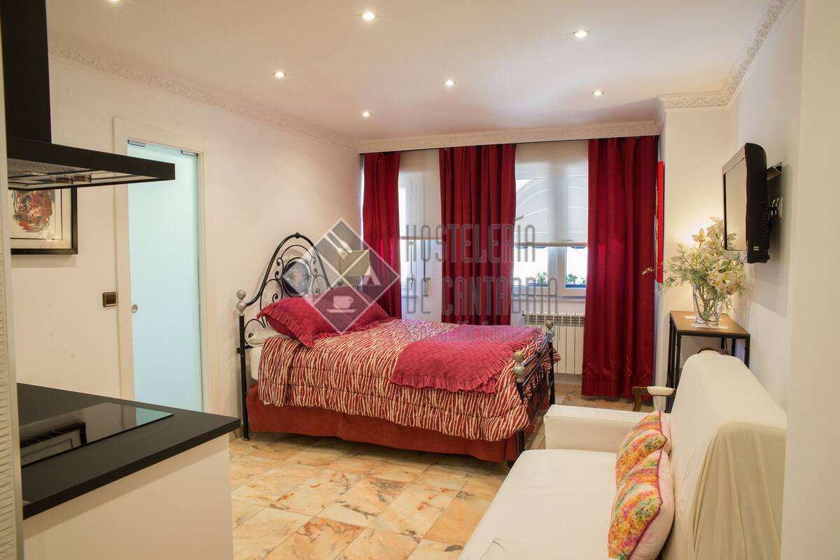 Comfort Studio, 1 Queen Bed | In-room safe, iron/ironing board, rollaway beds, free WiFi