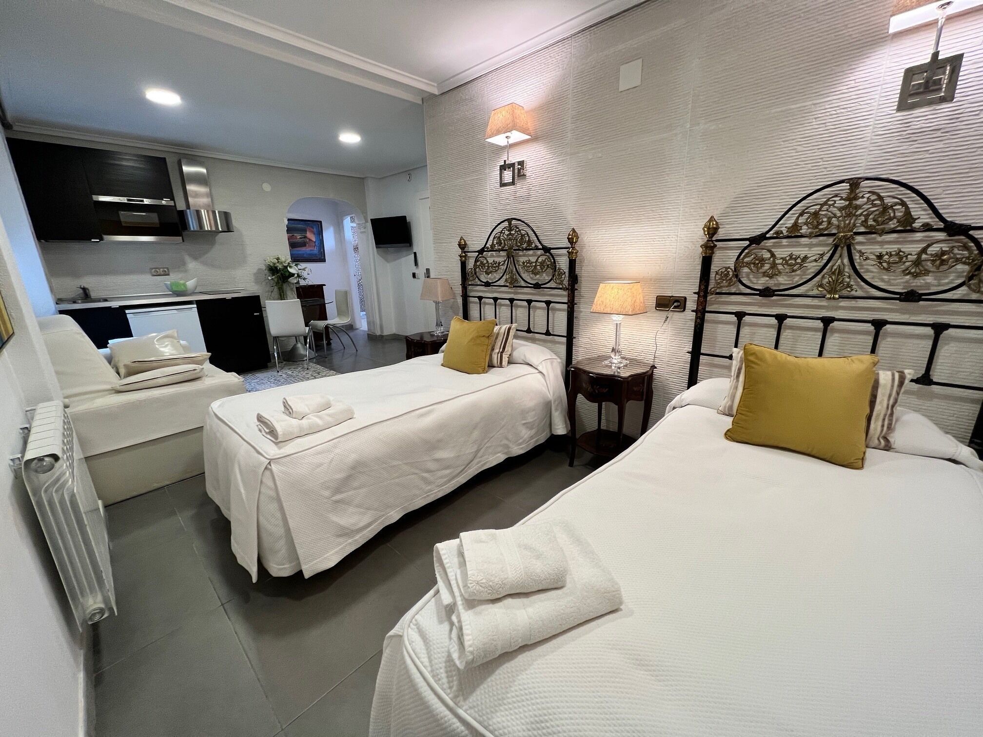 Estudi econòmic | Cuina privada | Frigorífic petit, microones, placa de cuina i cafetera i tetera 