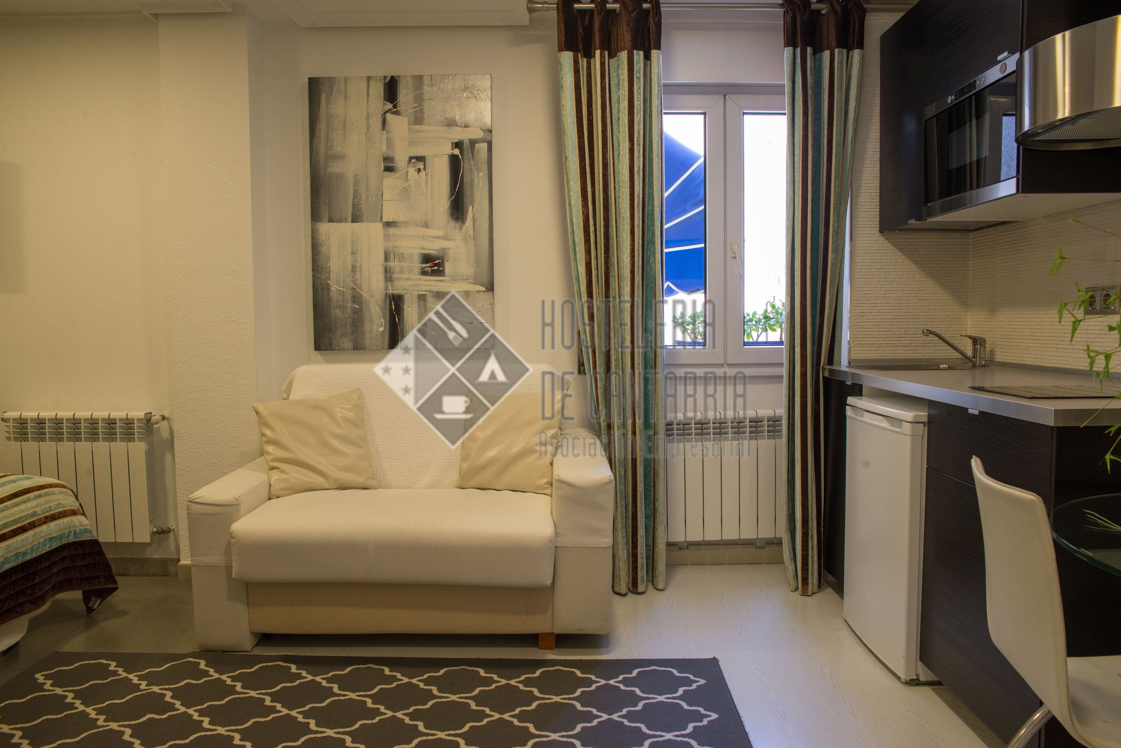 Economy studio | Een kluis op de kamer, individueel gedecoreerd, een laptopwerkplek