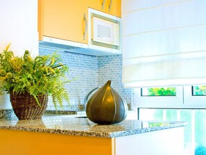 Standaard appartement, 1 slaapkamer, uitzicht op park (3 people) | Een kluis op de kamer, individueel gedecoreerd, een laptopwerkplek