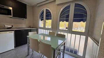 N°8 Apartamento 2 ambientes vistas al parque | Cocina privada | Frigorífico pequeño, microondas, placa de cocina y cafetera o tetera