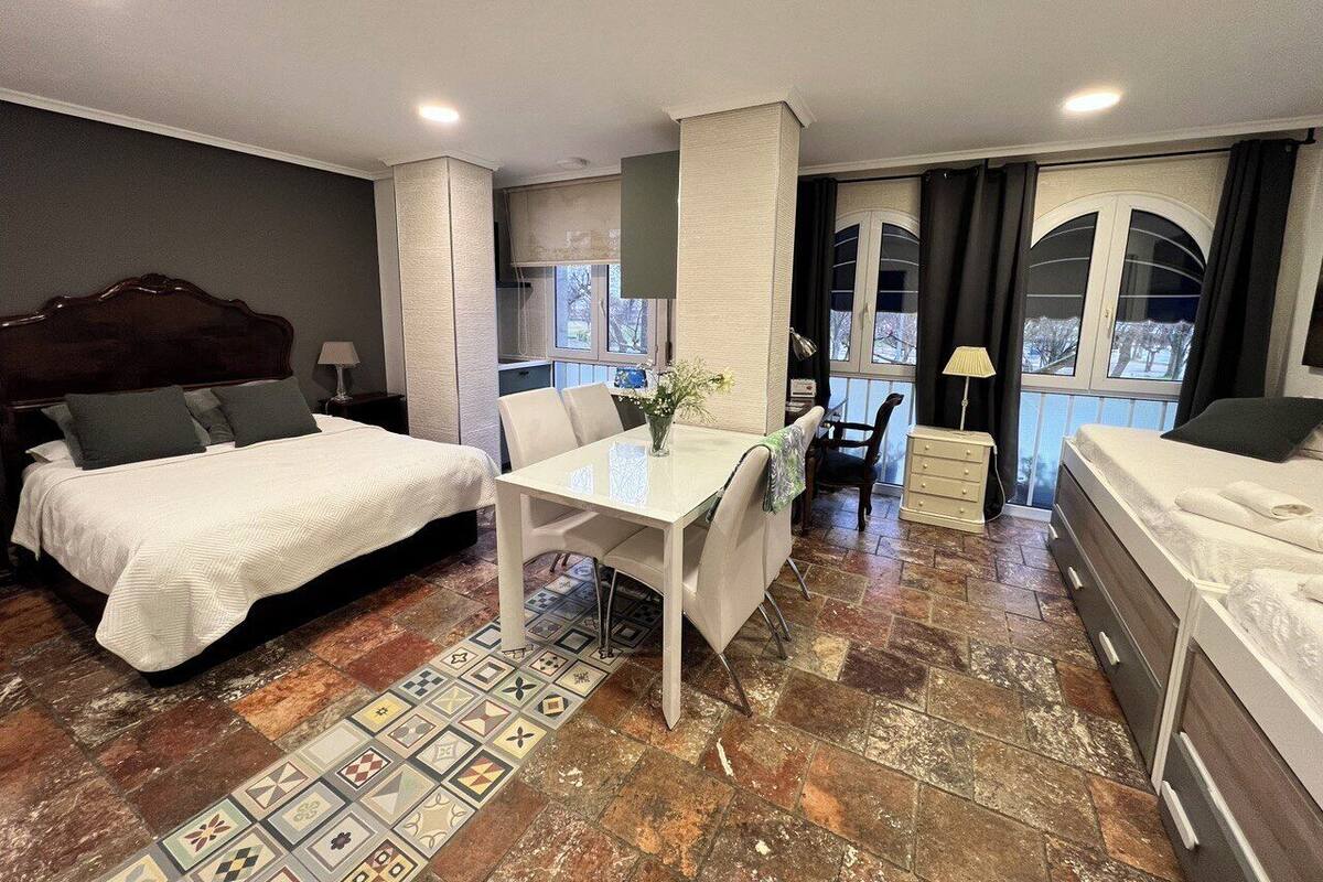 Familie studio | Een kluis op de kamer, individueel gedecoreerd, een laptopwerkplek