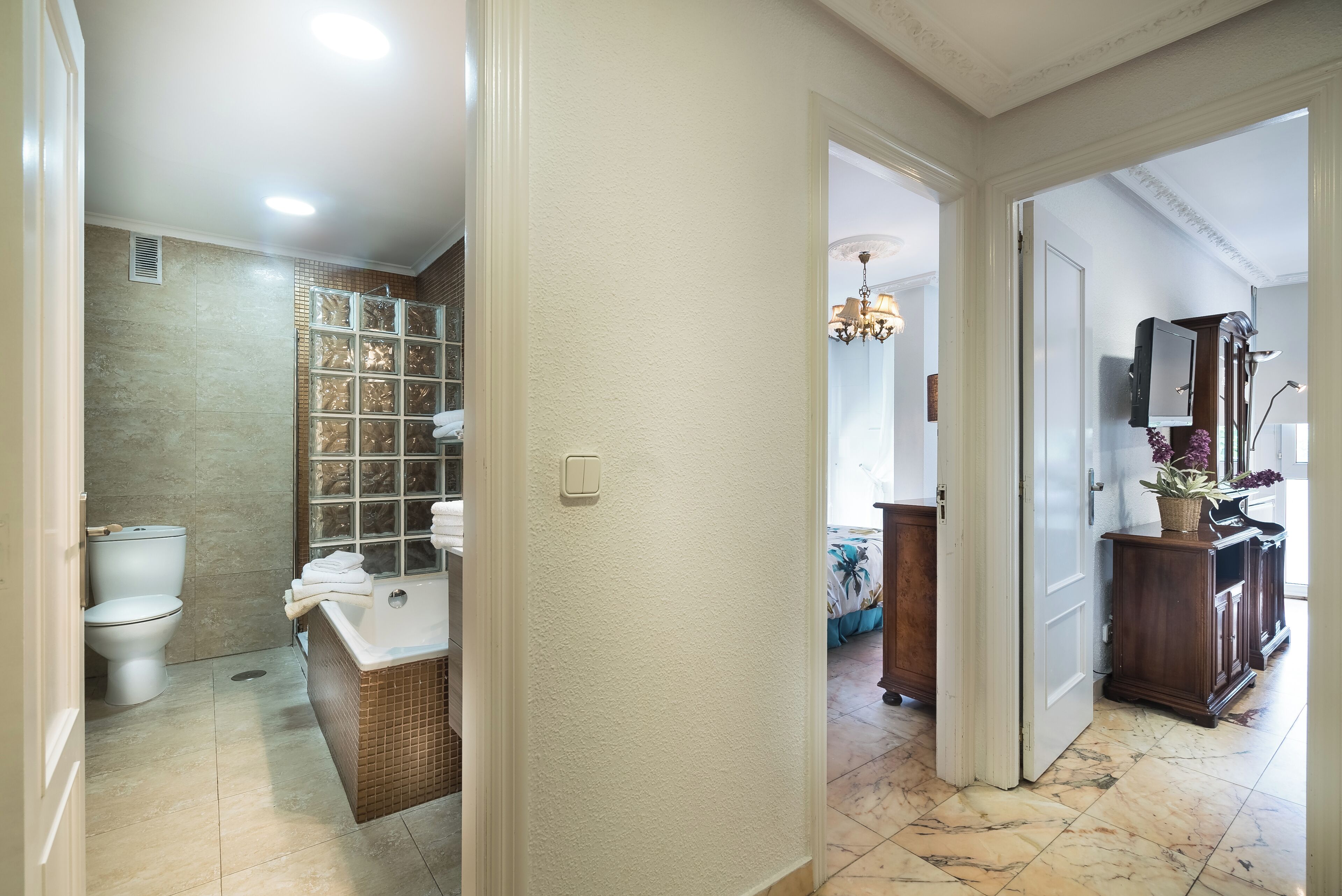 Un baño con bañera, inodoro y ducha.