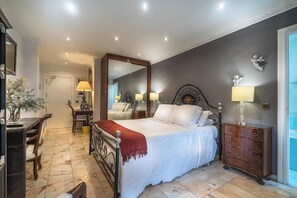 In-room safe, individually decorated, laptop workspace, blackout drapes - Apartamentos Las Brisas (Santander)