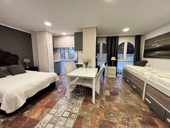 In-room safe, individually decorated, laptop workspace - Apartamentos Las Brisas (Santander)