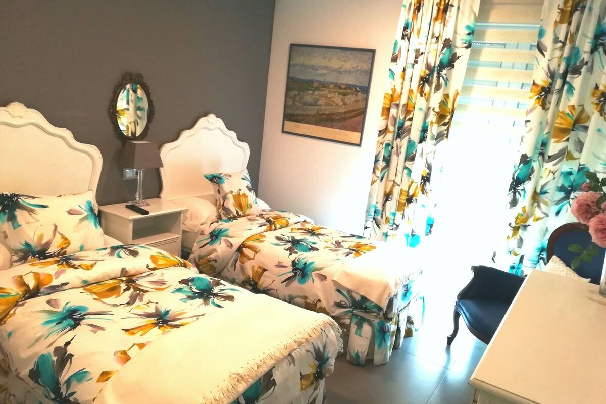 Standaard appartement, 1 slaapkamer, uitzicht op park (3 people) | Een kluis op de kamer, individueel gedecoreerd, een laptopwerkplek