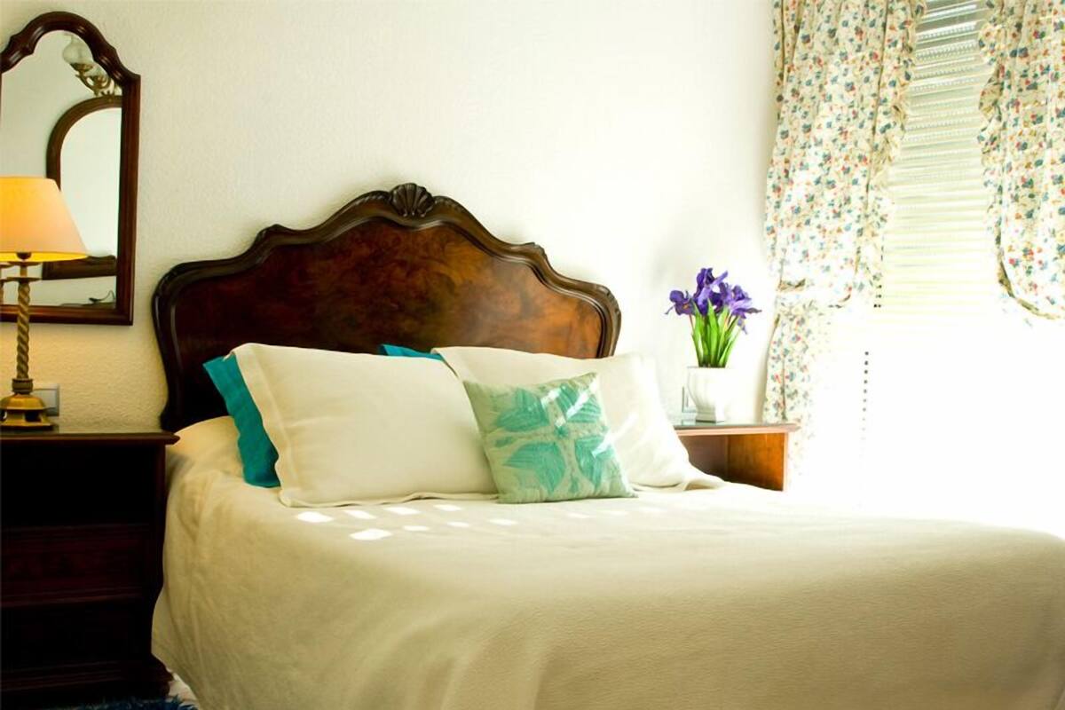 Standaard appartement, 1 slaapkamer (3 people) | Een kluis op de kamer, individueel gedecoreerd, een laptopwerkplek