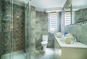 Shower, hair dryer, towels, soap - Apartamentos Las Brisas (Santander)