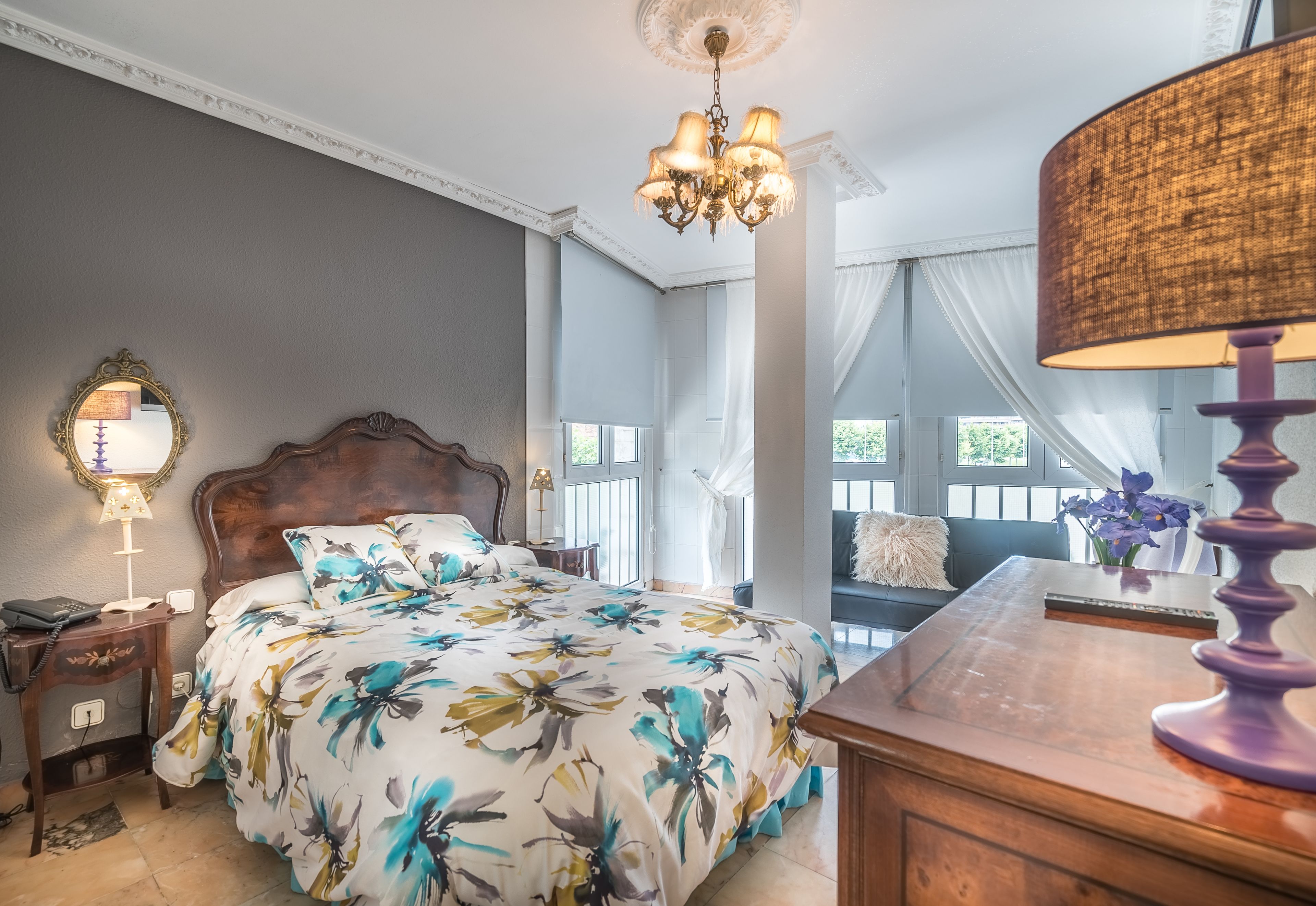 Comfort appartement, 1 slaapkamer | Een kluis op de kamer, individueel gedecoreerd, een laptopwerkplek