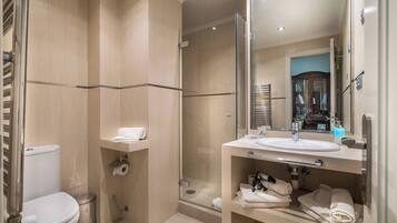 Un baño moderno con inodoro, ducha y lavamanos.