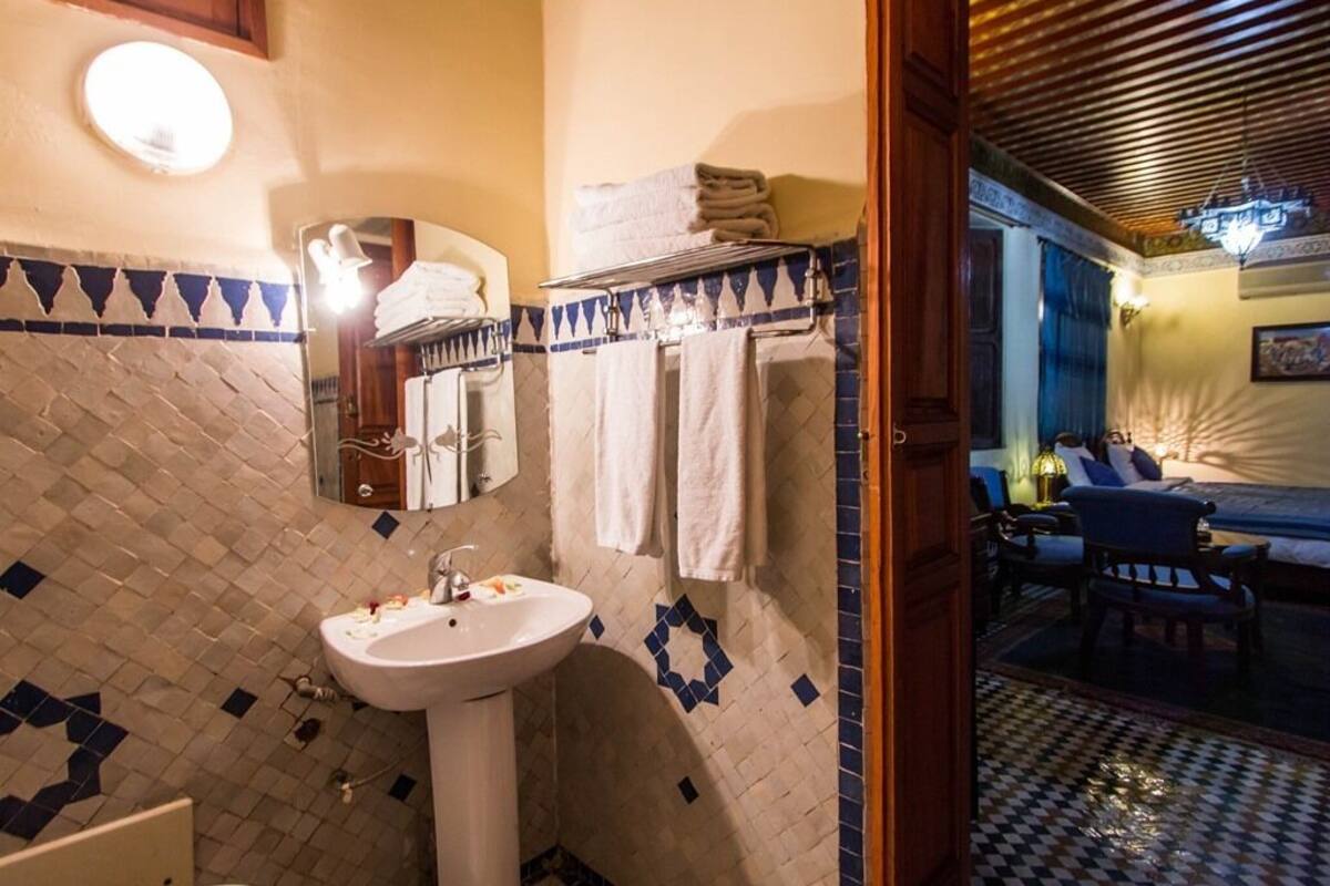 deluxe suite, private bathroom, city view (azzahar) | bathroom | free toiletries