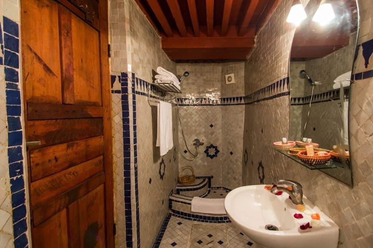 suite, ensuite (zineb) | bathroom | free toiletries