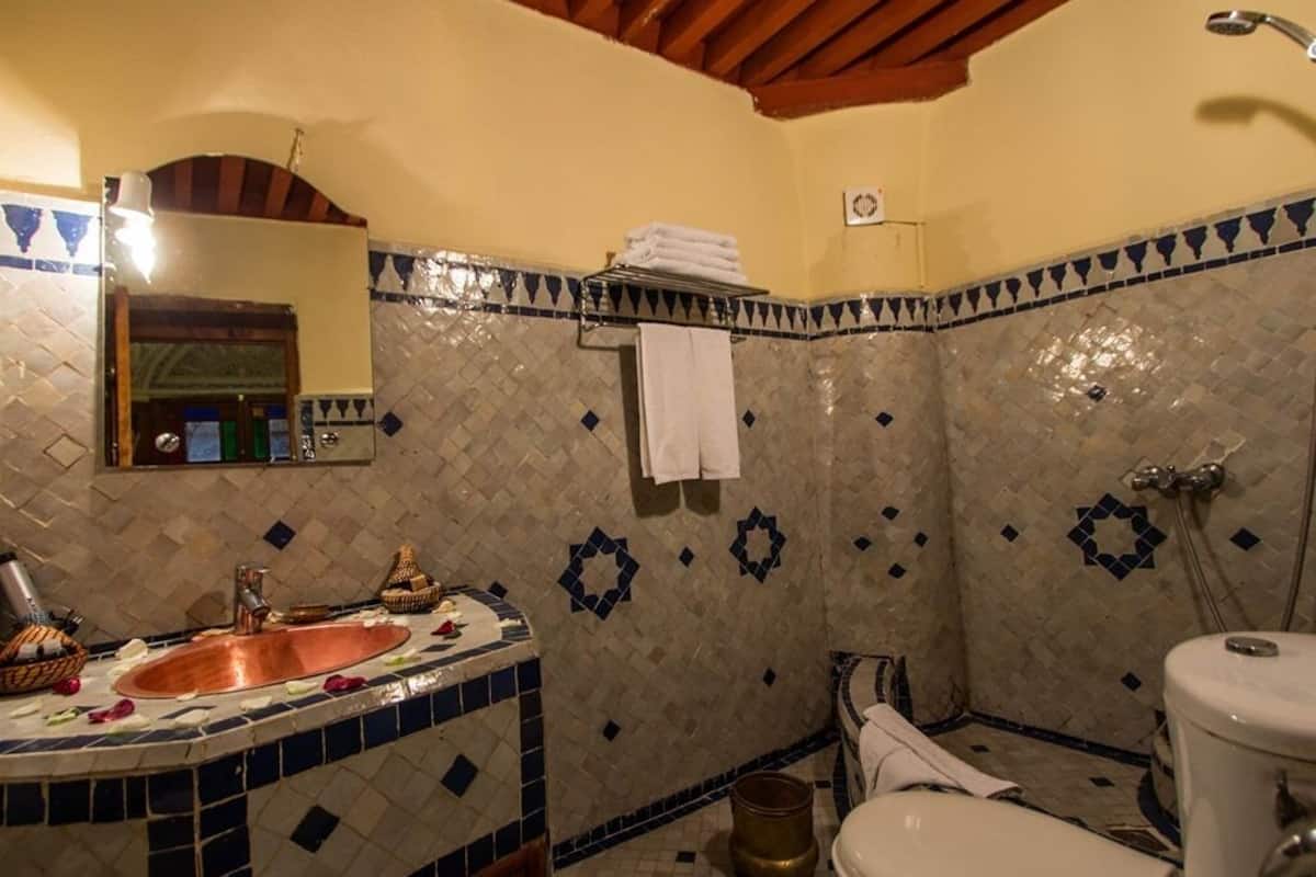 deluxe suite, private bathroom (ambar) | bathroom | free toiletries