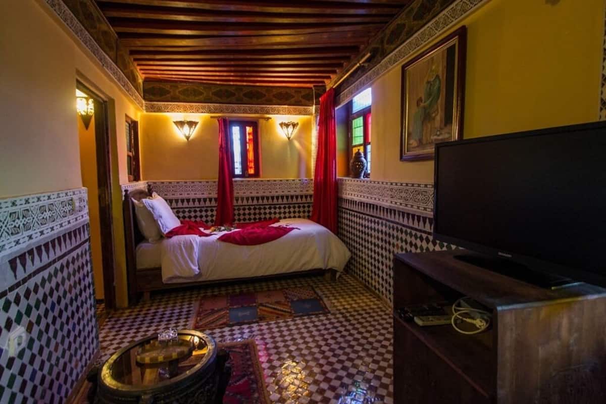 standard suite, private bathroom, city view (warda) | premium bedding, minibar, wifi, bed sheets