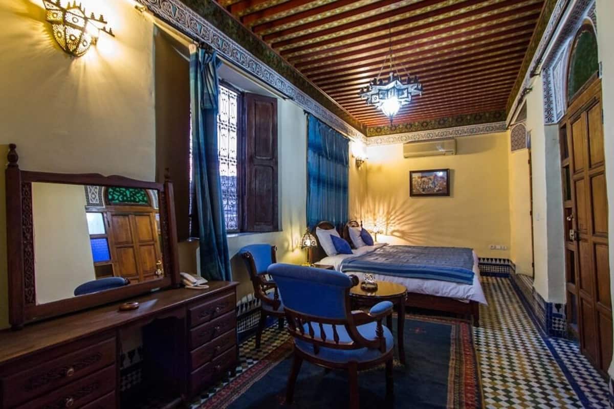 deluxe suite, private bathroom (hind) | premium bedding, minibar, wifi, bed sheets