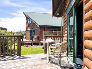 King Beachfront Chalet | Terrace/patio - Shining Star Beachfront Accommodation (Hokitika)