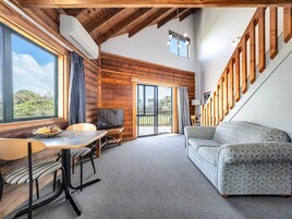 木屋, 按摩浴缸, 海滨 | 起居区 | 液晶电视、DVD 播放器