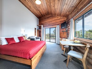 King Beachfront Chalet | Free WiFi, bed sheets - Shining Star Beachfront Accommodation (Hokitika)