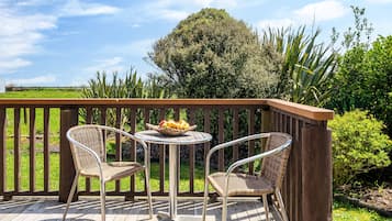 King Beachfront Chalet | Terrace/patio