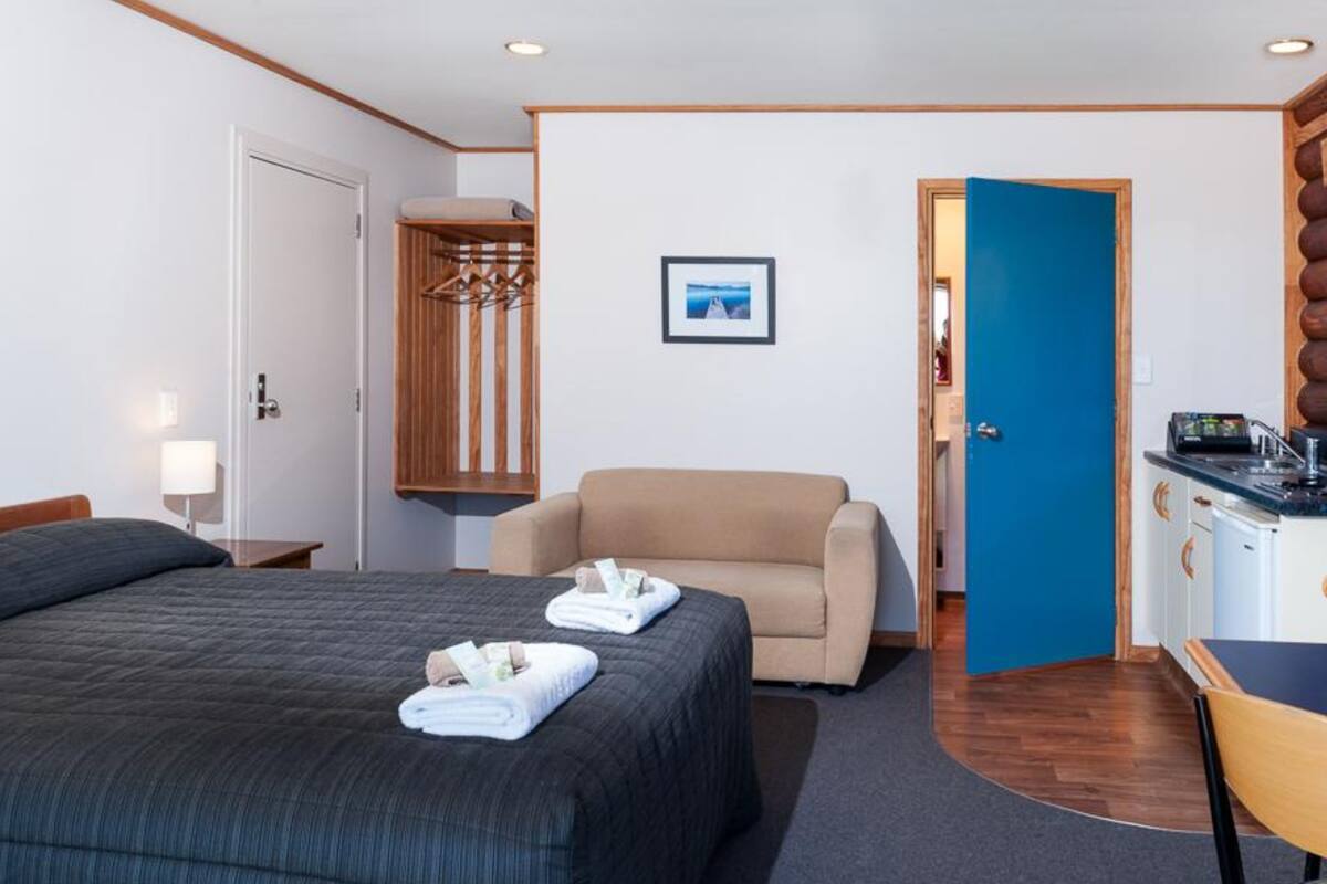 Queen Studio | Private kitchenette | Fridge, electric kettle