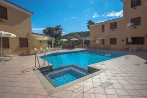 Seasonal outdoor pool, pool umbrellas, sun loungers - Residence Cala Viola (Orosei)