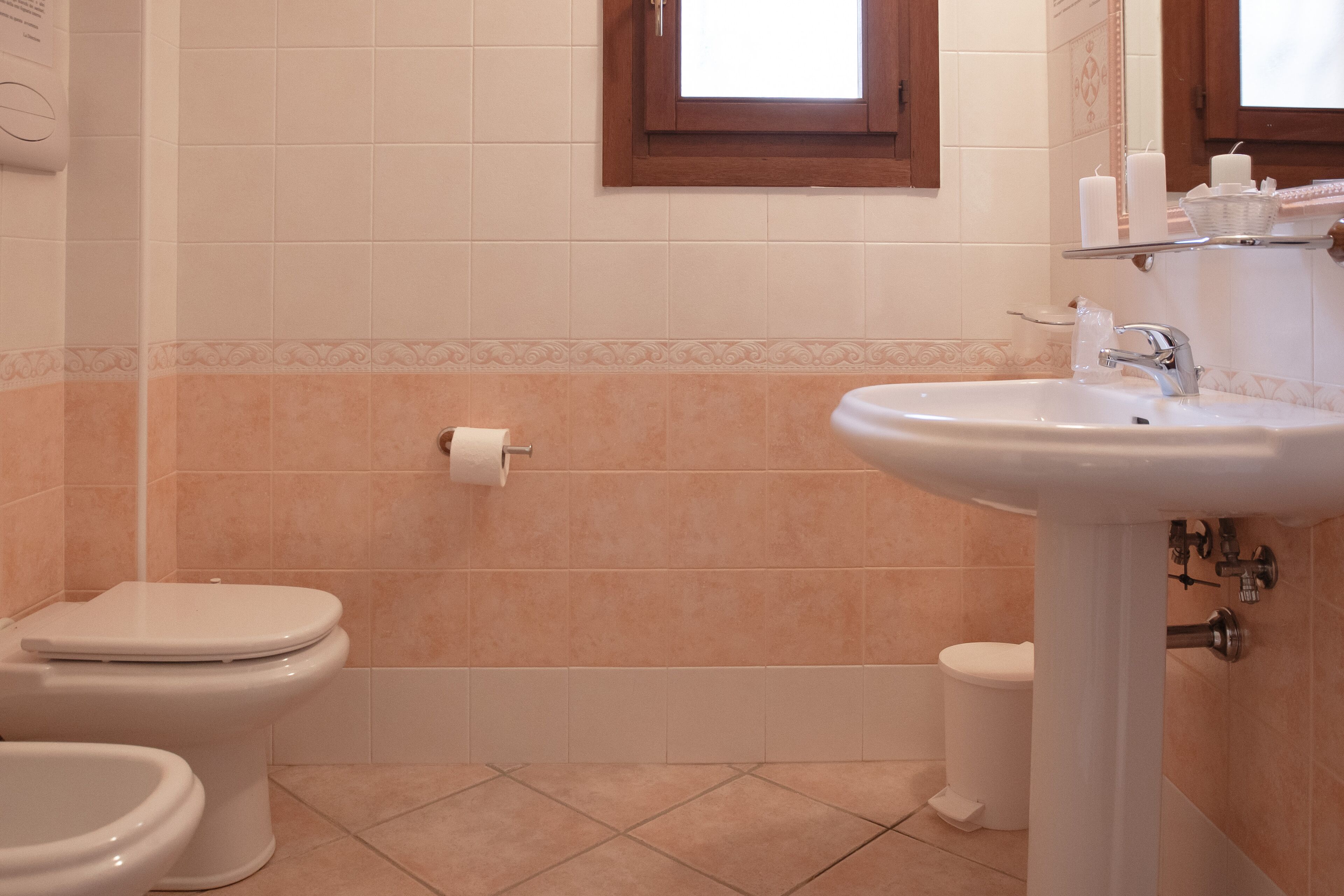 Un baño con inodoro, bidé y lavabo.