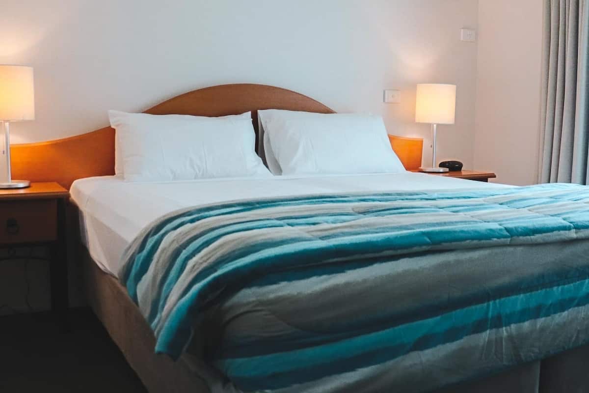 1 slaapkamer, een kluis op de kamer, een strijkplank/strijkijzer