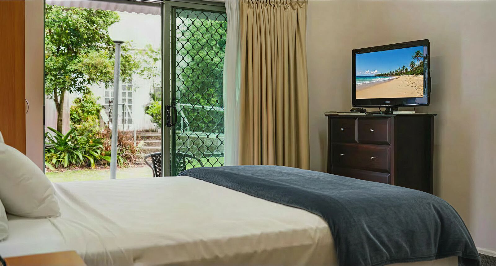 Accessible King Room | In-room safe, iron/ironing board, cots/infant beds, rollaway beds