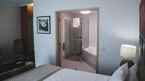 Caja de seguridad en la habitación y tabla de planchar con plancha 