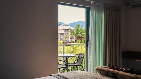 Studio, Whirlpool | Ausblick vom Zimmer. Heritage Cairns