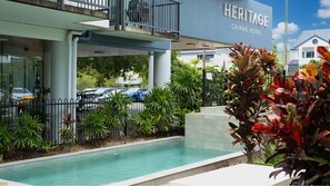 Kolam renang outdoor, dengan kursi berjemur