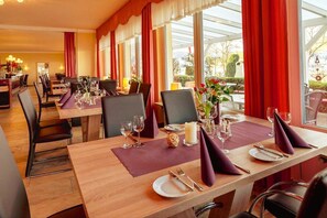 Petit déjeuner et déjeuner servis sur place, restauration en plein air 