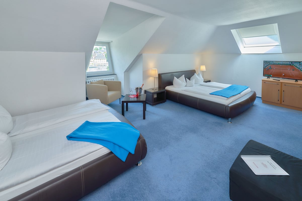 family room | minibar, in-room safe, desk, free cots/infant beds