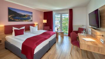 Double Room, River View | Minibar, in-room safe, desk, free cribs/infant beds