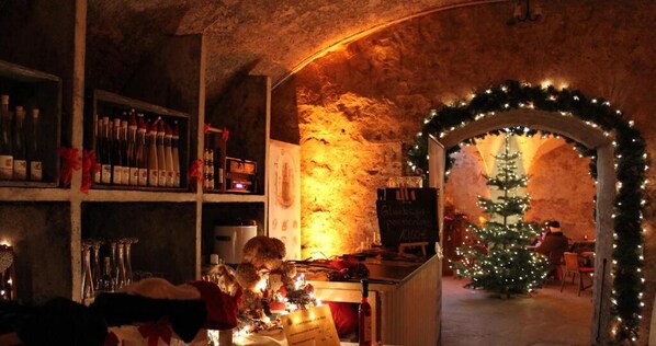 Petit déjeuner et déjeuner servis sur place, restauration en plein air 