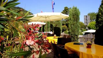 Breakfast, lunch, dinner served; alfresco dining