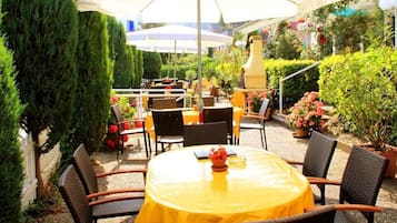 Breakfast, lunch, dinner served; al fresco dining
