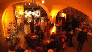 A cozy restaurant with a rustic interior, featuring arched ceilings and a warm, inviting atmosphere. - Park Hotel (Traben-Trarbach)