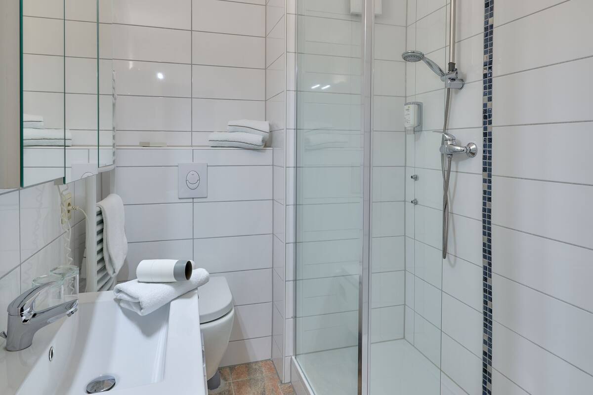 deep-soaking bathtub, hair dryer, towels