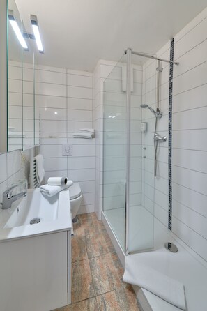 Deep soaking tub, hair dryer, towels - Park Hotel (Traben-Trarbach)