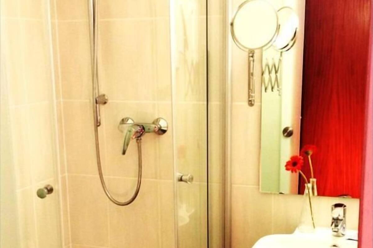 deep-soaking bathtub, hair dryer, towels