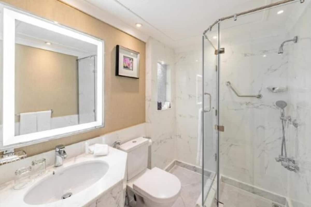 Baño | Regadera, amenidades de baño gratuitas, secadora de cabello, pantuflas