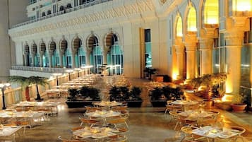 2 restaurants, breakfast, lunch, dinner served; international cuisine