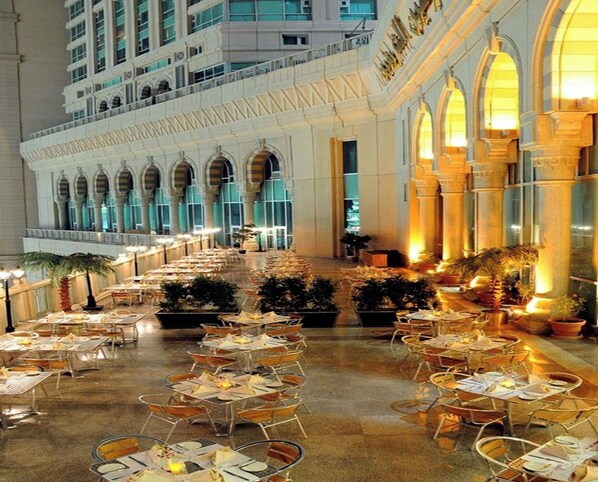 2 間餐廳，供應早餐、午餐和晚餐，國際料理