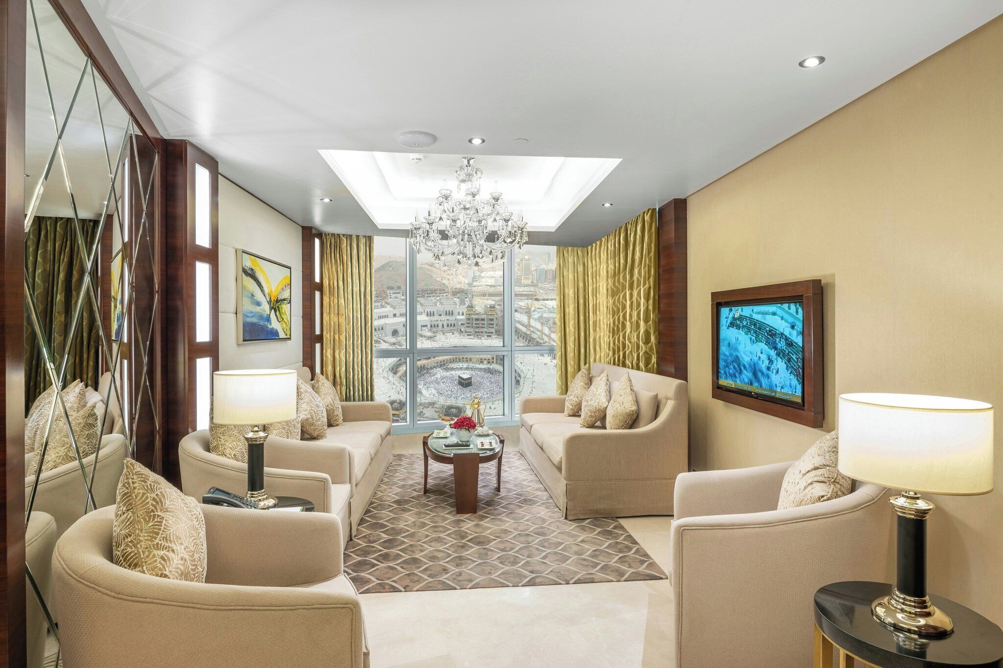 Minibar, coffres-forts dans les chambres, bureau