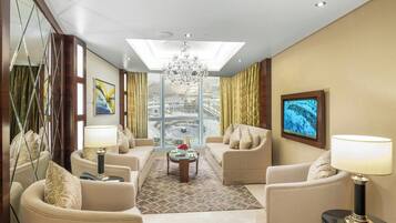 Minibar, caja de seguridad en la habitación y escritorio