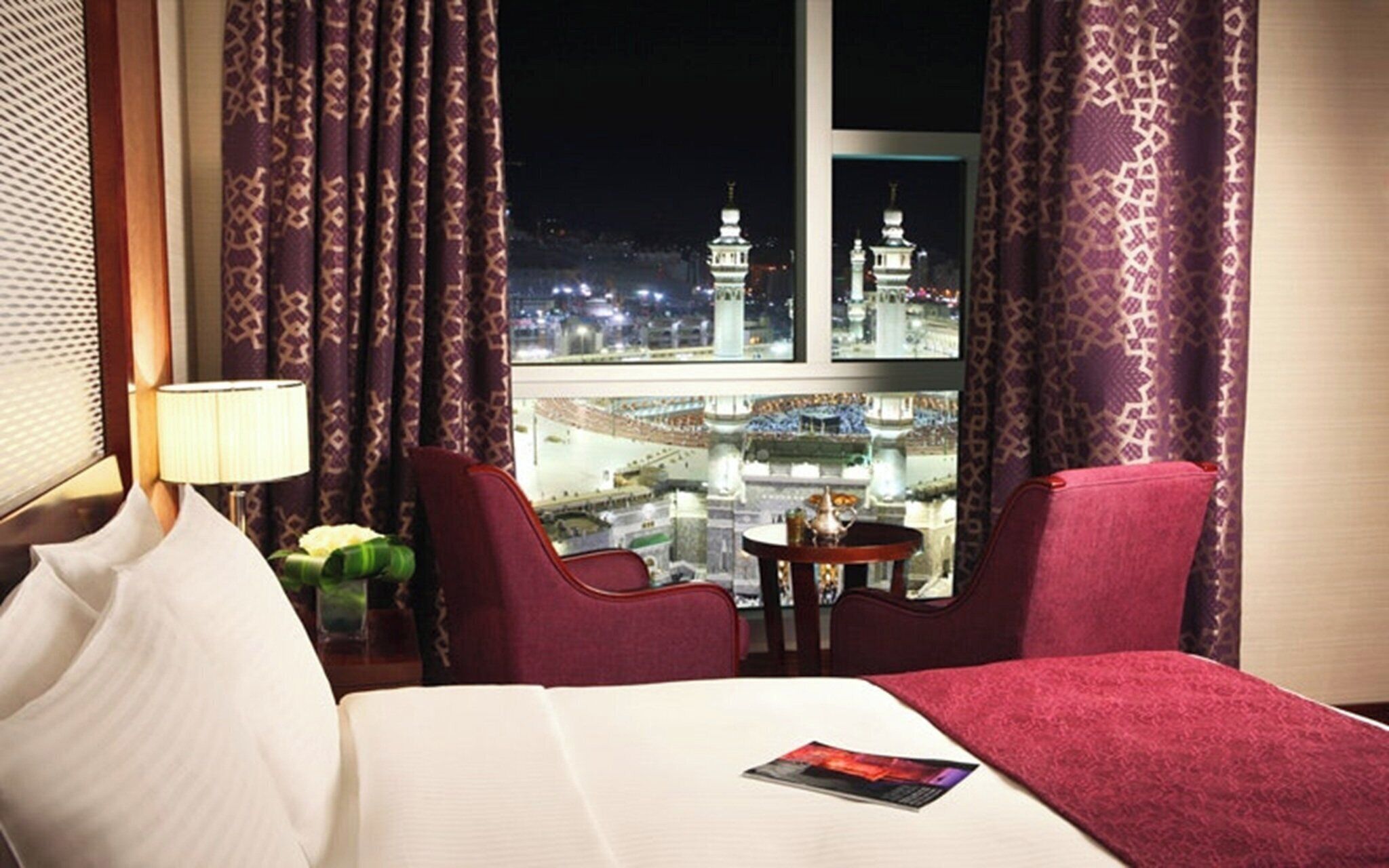 Minibar, coffres-forts dans les chambres, bureau